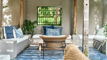 Una piscina al aire libre, sombrillas, sillones reclinables de piscina