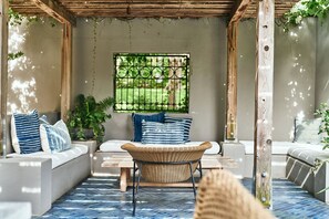 Piscina all'aperto, ombrelloni da piscina, lettini