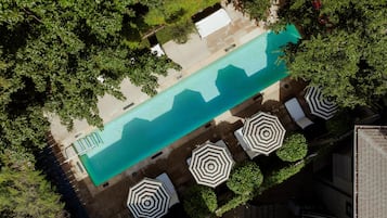 Piscina externa, guarda-sóis, espreguiçadeiras