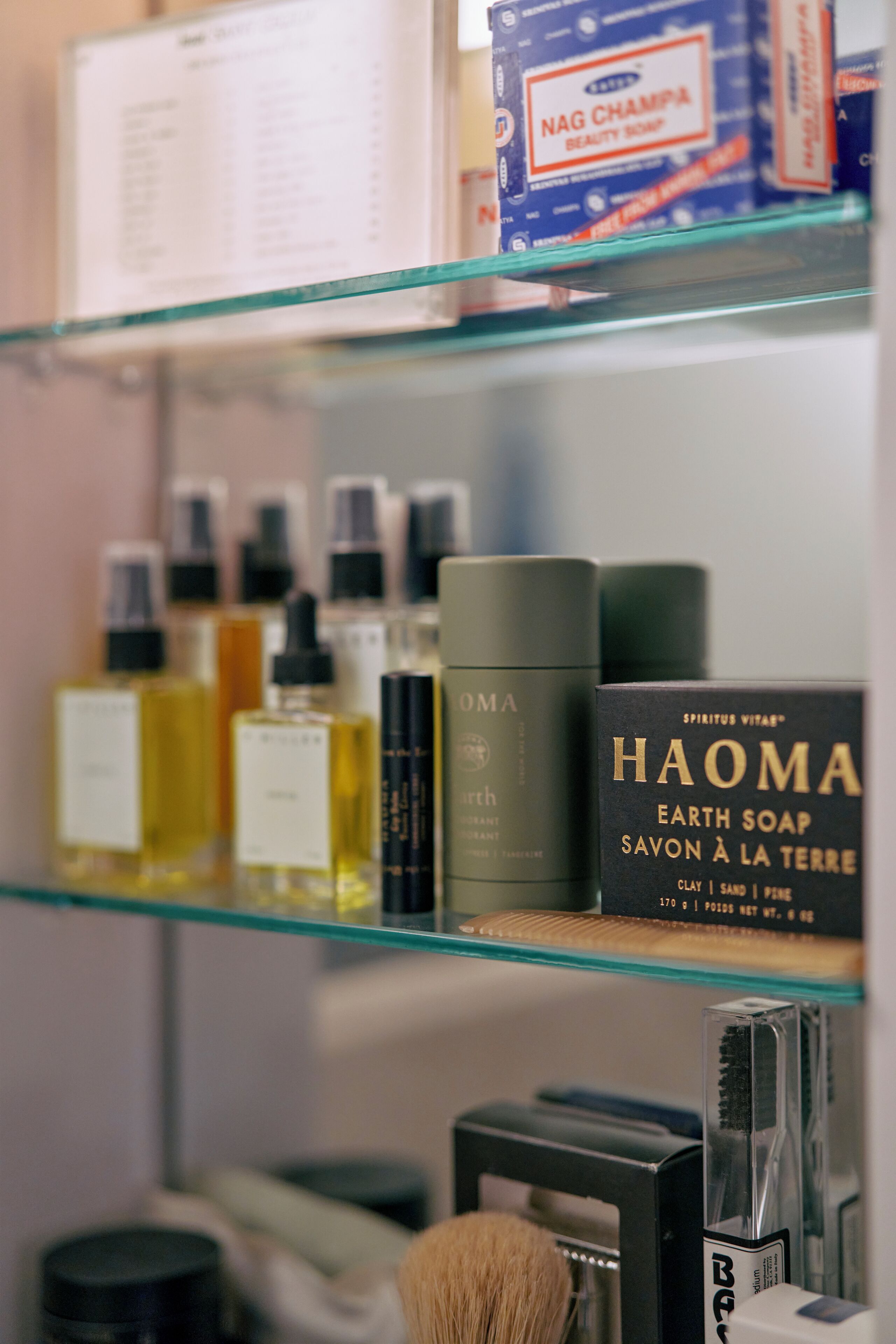 Un estante con diversos productos de cuidado personal, como jabones y botellas de loción.