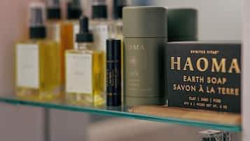 Un estante con diversos productos de cuidado personal, como jabones y botellas de loción.
