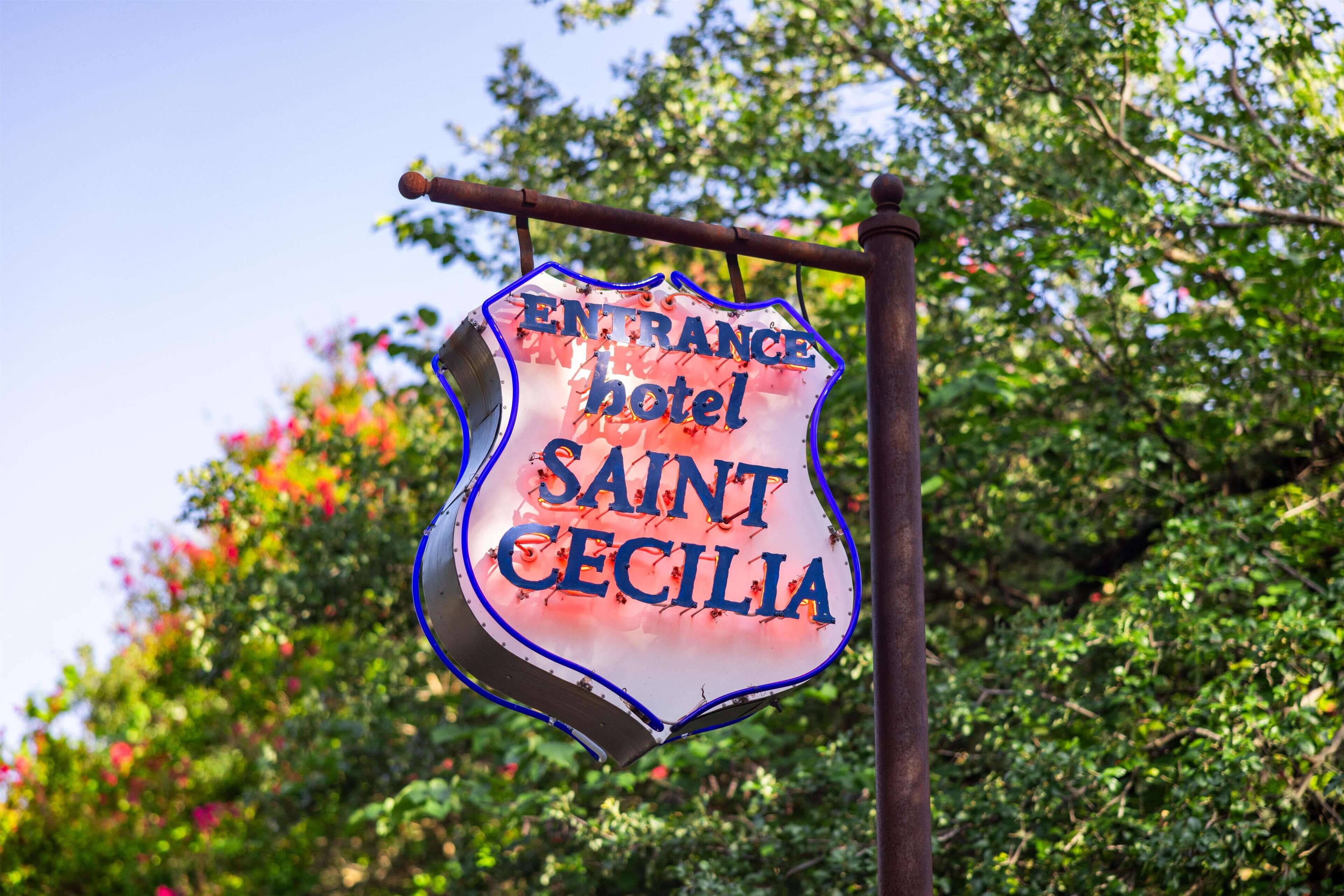 Schild für den Eingang zum Hotel Saint Cecilia.