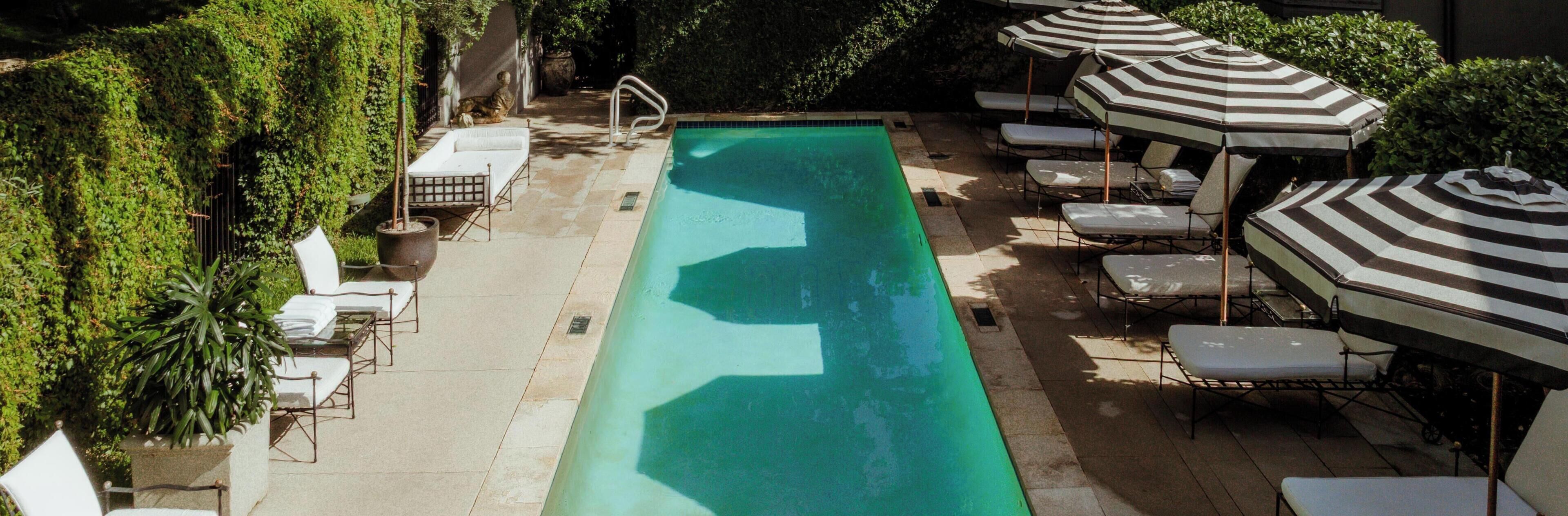 Piscine extérieure, parasols de plage, chaises longues