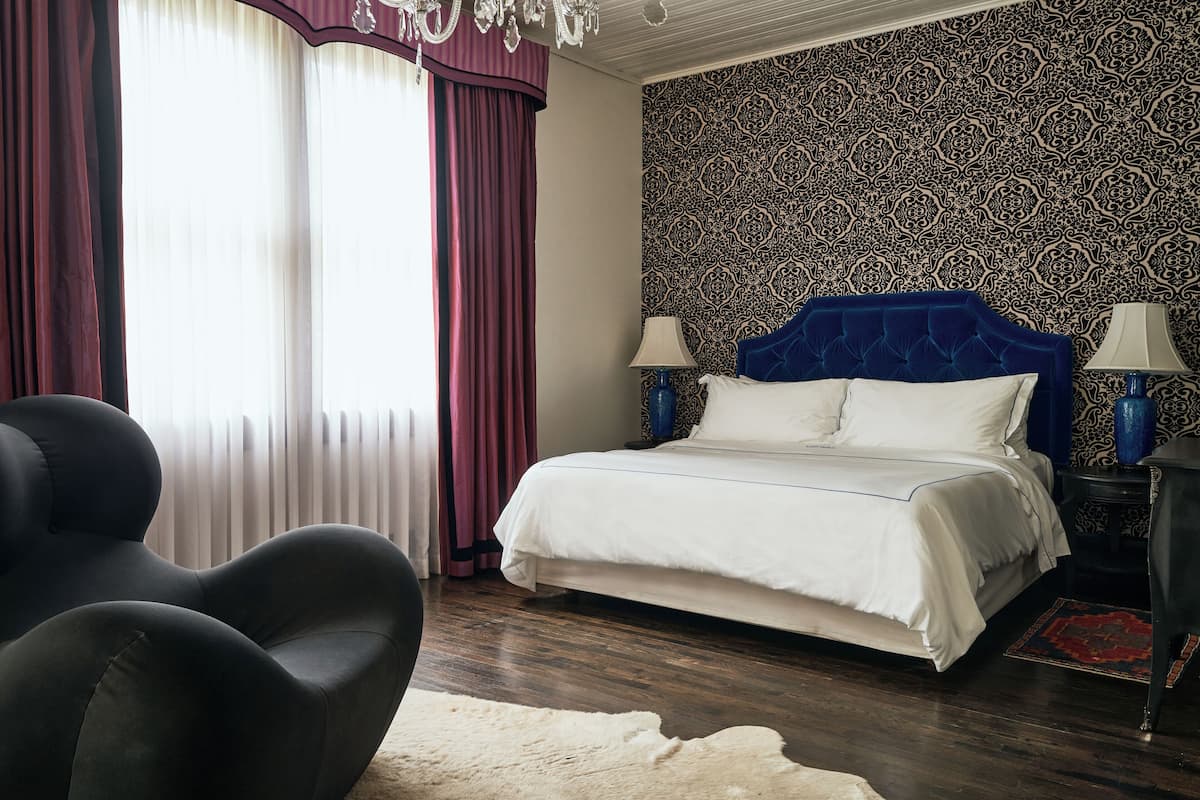 Egyptian cotton sheets, premium bedding, pillowtop beds, minibar