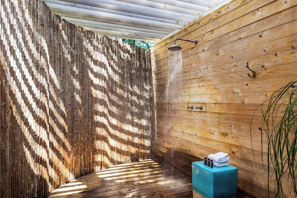 Suite, 1 cama de matrimonio grande (One) | Baño | Artículos de higiene personal de diseño, secador de pelo y albornoces