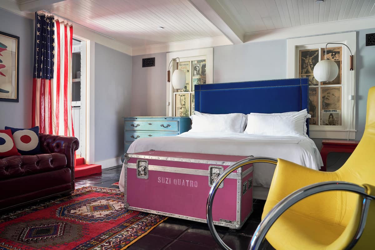 Egyptian cotton sheets, premium bedding, pillowtop beds, minibar