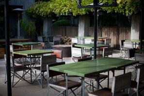 Outdoor dining - Hotel San Jose (Austin)