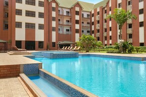 Outdoor pool, pool loungers - Hawthorn Suites By Wyndham Abuja (Abuja)