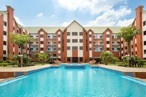 Outdoor pool, pool loungers - Hawthorn Suites By Wyndham Abuja (Abuja)