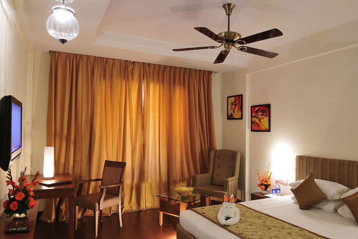 Caja fuerte, escritorio, tabla de planchar con plancha