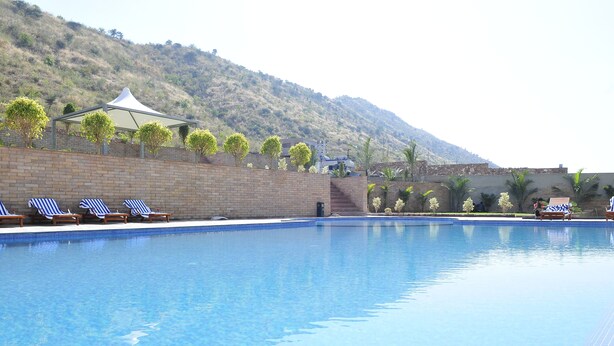 Una piscina al aire libre