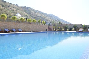 Outdoor pool - Cambay Resort Udaipur (Udaipur)