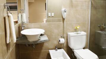 Standard Triple Room | Peti besi dalam bilik, meja, katil bayi/kot (percuma), Wi-fi percuma