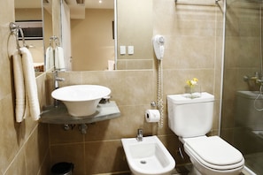 Standard Triple Room | In-room safe, desk, free cots/infant beds, free WiFi