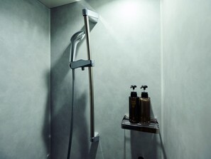 シャワー、バスアメニティ (無料)、ヘアドライヤー、スリッパ