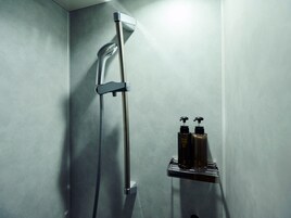 シャワー、バスアメニティ (無料)、ヘアドライヤー、スリッパ