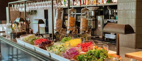 Se ofrece un desayuno bufé (2980 JPY por persona)