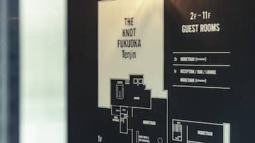 Ein Hotelzimmer-Grundriss mit Rezeption, Lounge, Craft Beer und Zapfecocktails sowie Pizza.