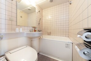 Ducha y bañera combinadas, secador de pelo, zapatillas y bidé