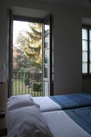 Habitación estándar con 1 cama doble o 2 individuales, 1 cama doble o 2 individuales | Tabla de planchar con plancha y ropa de cama