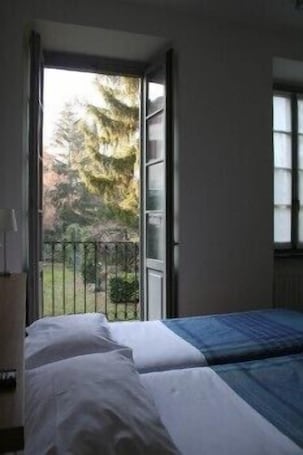 Escritorio, tabla de planchar con plancha y camas plegables/adicionales