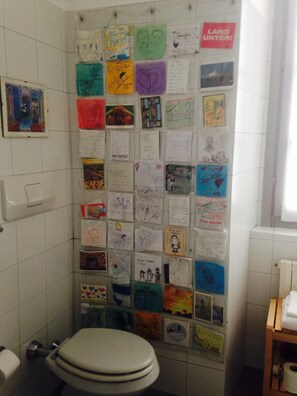 Suite estándar, 2 habitaciones | Baño | Bañera, artículos de higiene personal gratuitos, secador de pelo y bidé