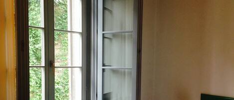 Tabla de planchar con plancha y ropa de cama