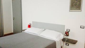 Chambre Triple | Fer et planche à repasser, draps fournis