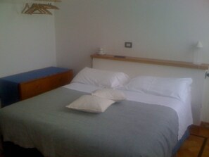 Iron/ironing board, bed sheets - Entro le Mura (Bergamo)
