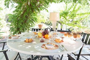 Outdoor dining - Don Gaspano  (Pace del Mela)