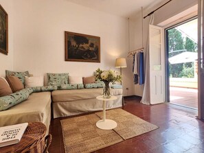 Romantic Suite | Living area | Flat-screen TV