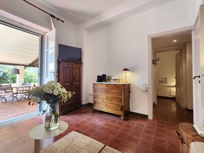 Romantische suite | Woonruimte | Flatscreentelevisie