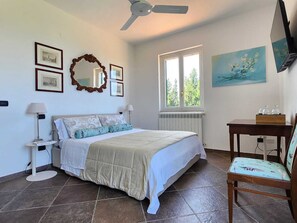 Comfort kamer, uitzicht op tuin | Een kluis op de kamer, geluiddichte muren, een strijkplank/strijkijzer