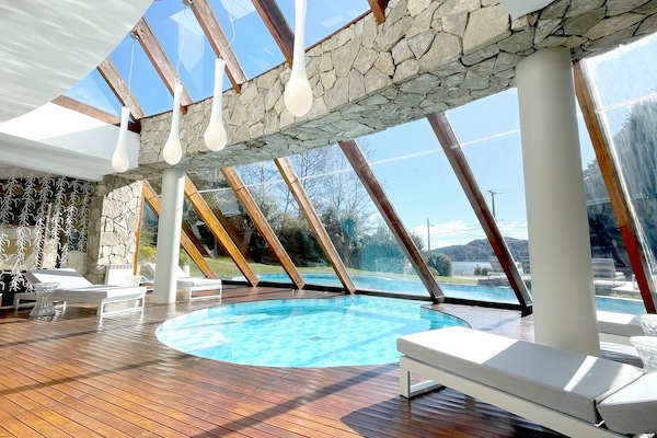 Innendørsbasseng, utendørsbasseng og solsenger