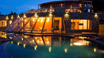 Inomhuspool, utomhuspool och solstolar