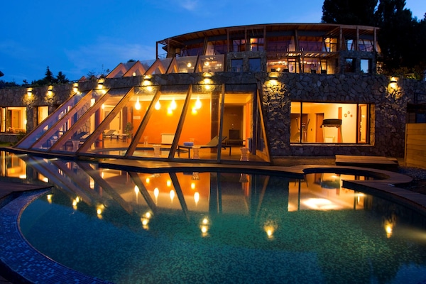 Sisäuima-allas, ulkouima-allas, aurinkotuoleja