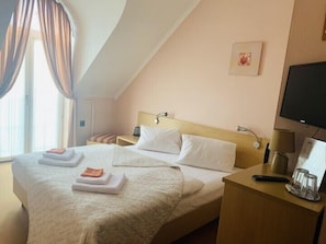 Klassieke tweepersoonskamer | Een kluis op de kamer, een bureau, gratis wifi, beddengoed