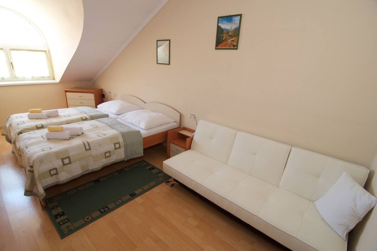 Appartement, 2 slaapkamers, bad | Woonkamer | Een televisie