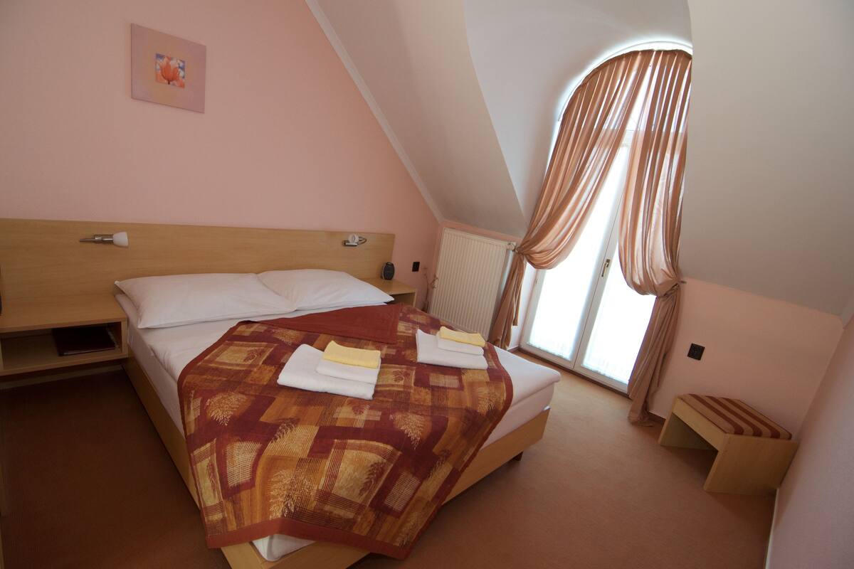 Standaard Twin kamer | Een kluis op de kamer, een bureau, gratis wifi, beddengoed