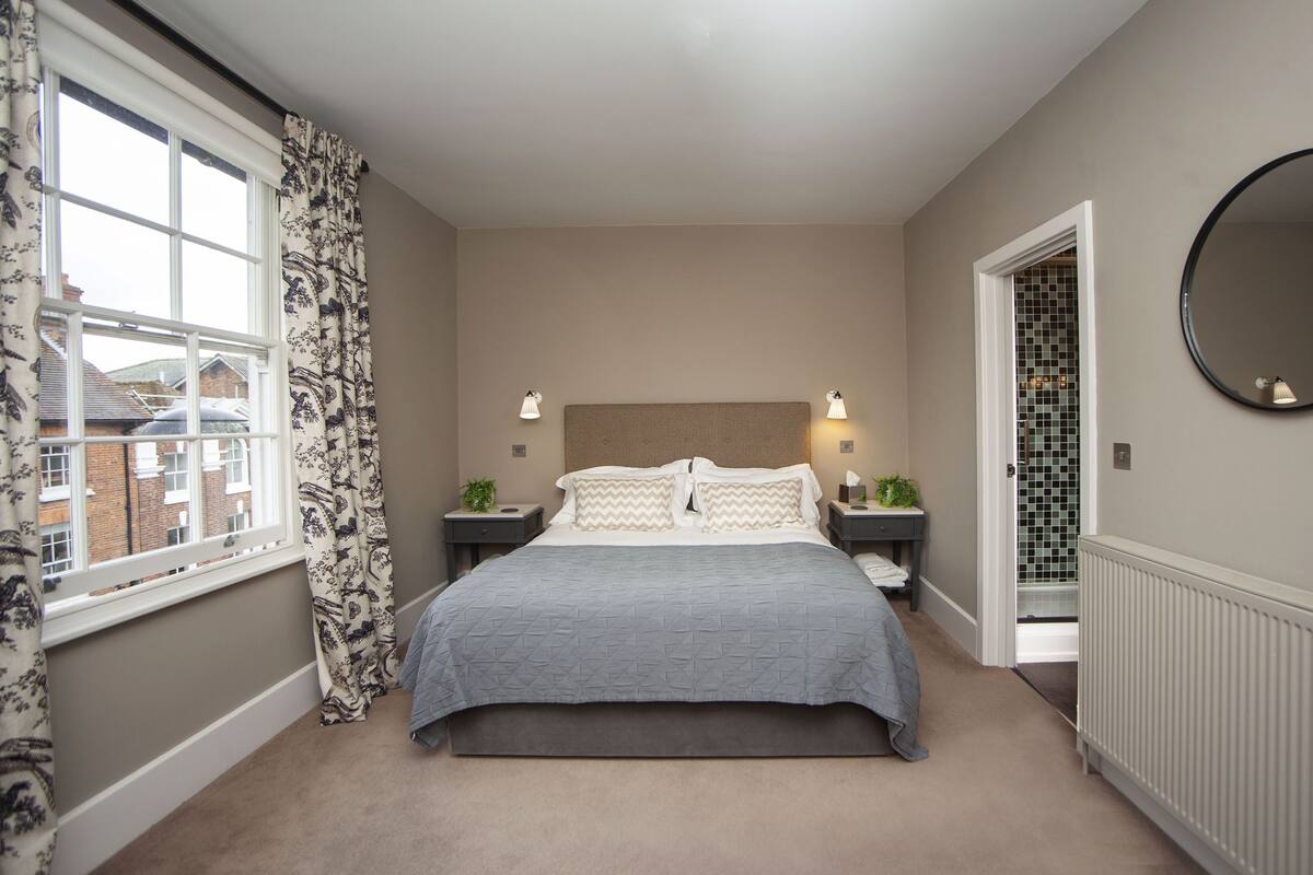 Double Room | Hypo-allergenic bedding available, desk, blackout drapes