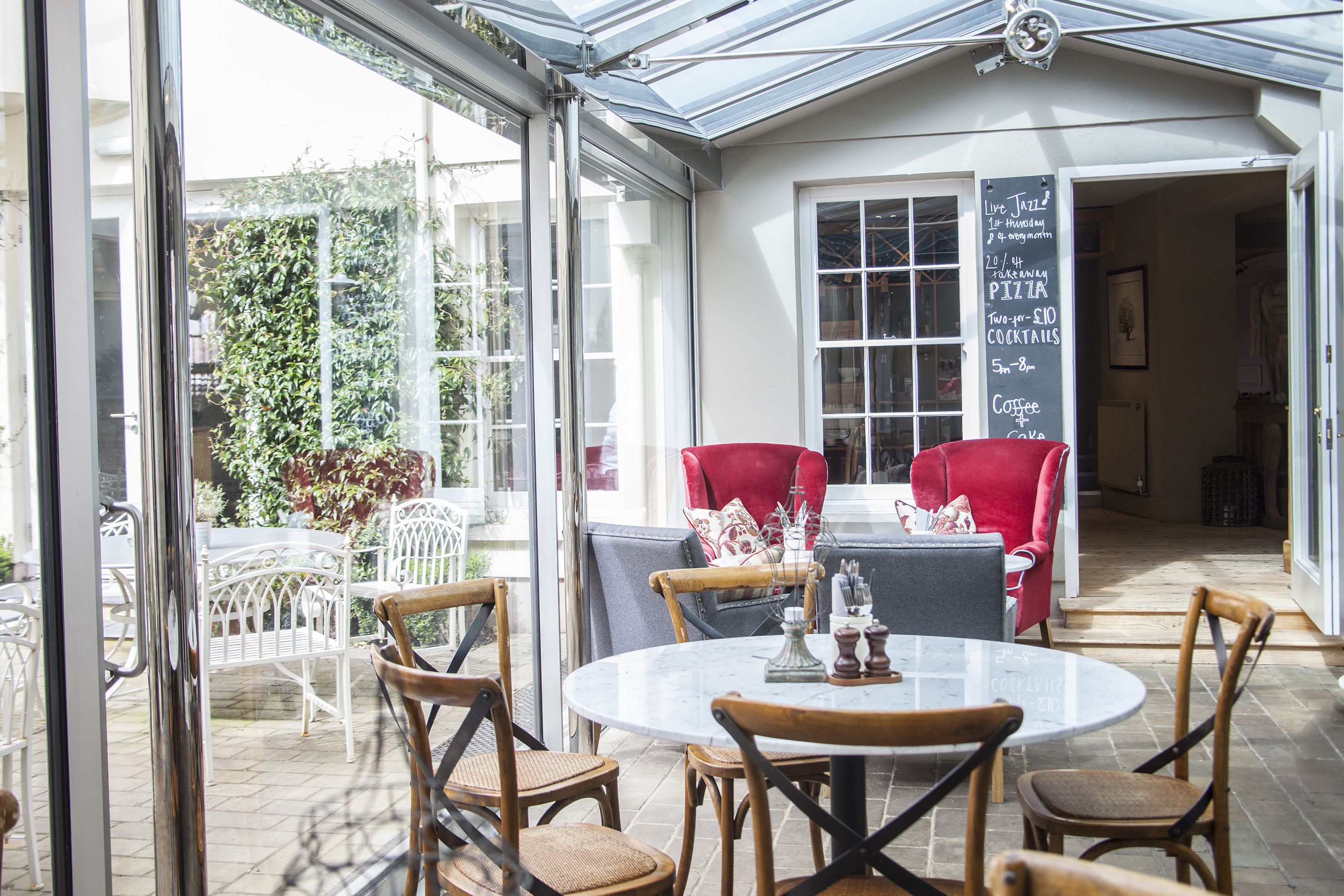Frokost, lunsj og middag serveres, lokale retter 