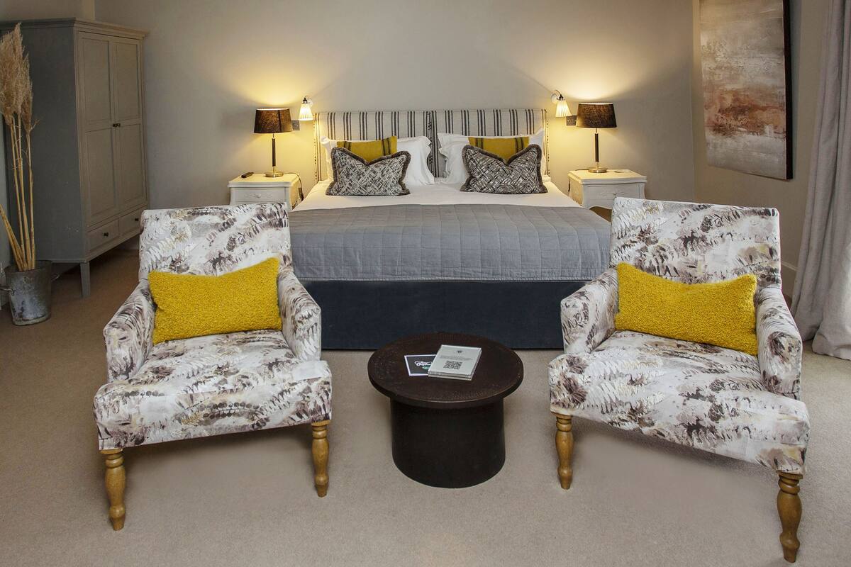 Premium Double or Twin Room | Hypo-allergenic bedding available, desk, blackout drapes