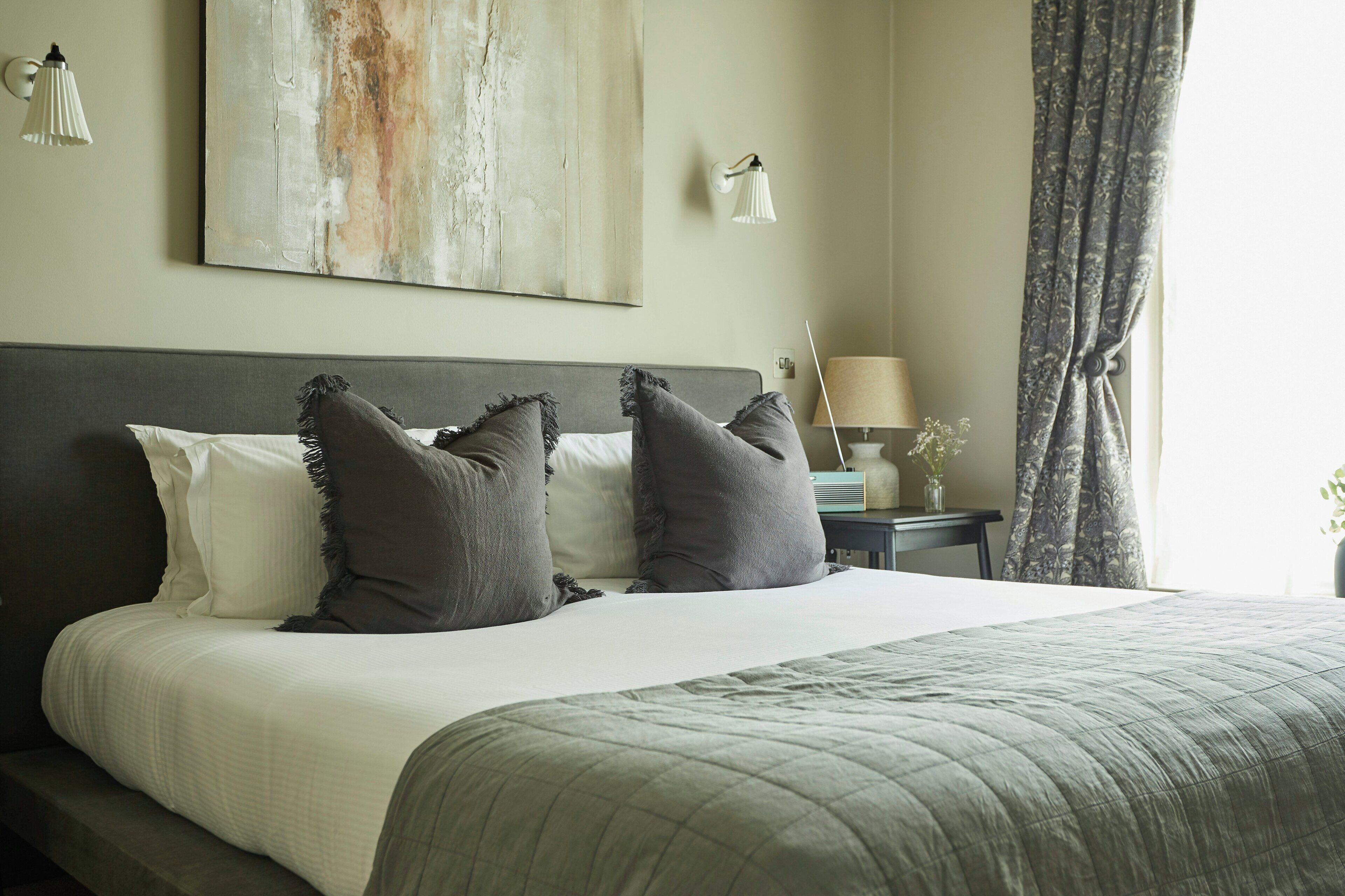 Allergitestet sengetøy, skrivebord og blendingsgardiner