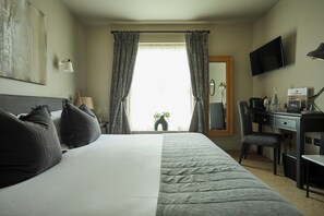 Ropa de cama hipoalergénica, escritorio y cortinas blackout 