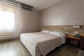 Een minibar, een kluis op de kamer, een bureau, geluiddichte muren