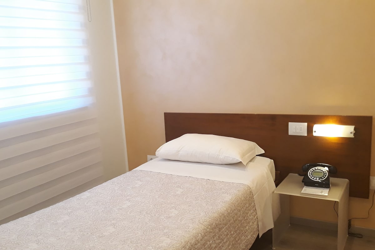 Single Room | Minibar, in-room safe, desk, soundproofing