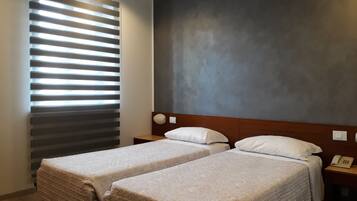 Standardzimmer, 1 Doppelbett | Minibar, Zimmersafe, Schreibtisch, schallisolierte Zimmer