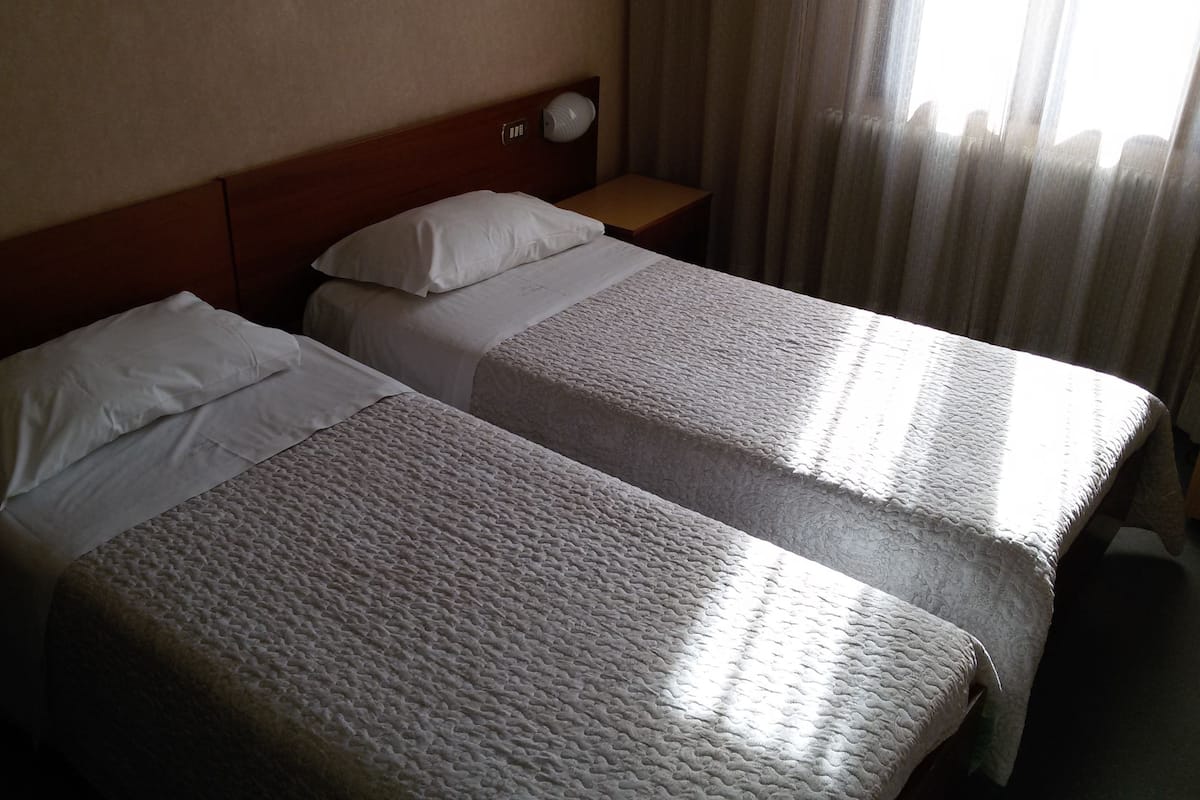 standard room, 1 double bed | minibar, in-room safe, desk, soundproofing