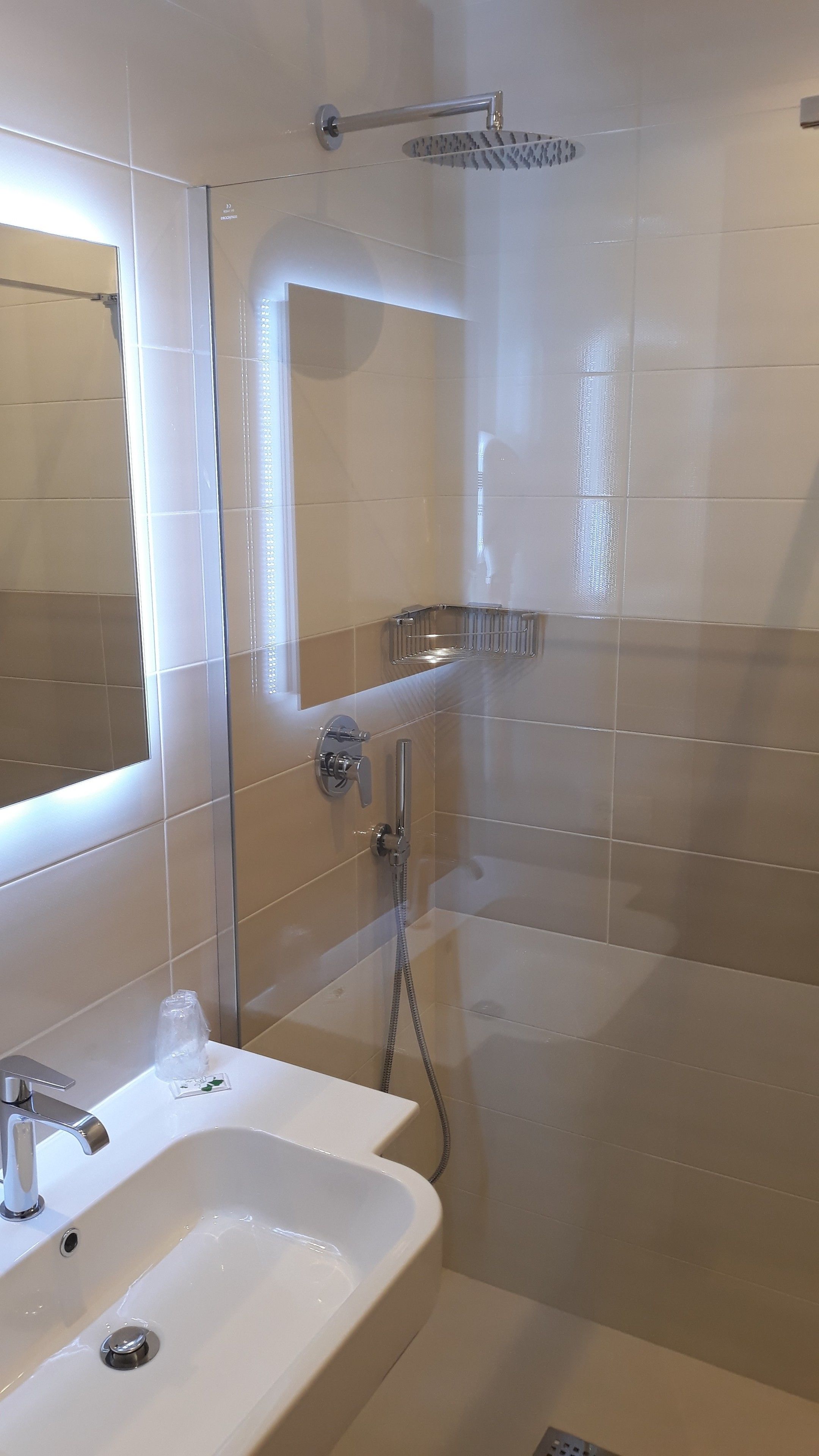 single room | minibar, in-room safe, desk, soundproofing