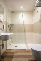 Ducha, secador de pelo, bidet, toallas